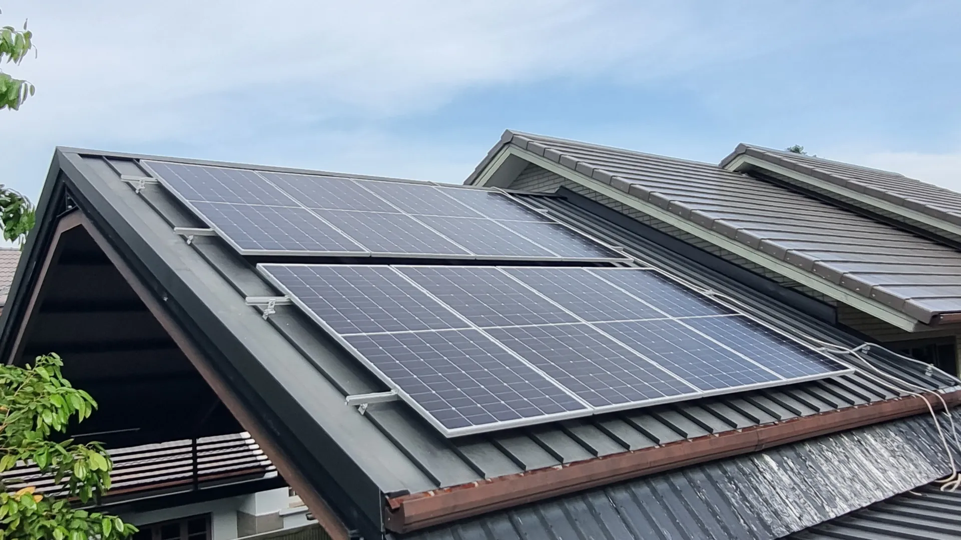 โซล่าเซลล์บนหลังคาบ้านพักอาศัย กำลังการผลิตติดตั้ง 9.90 kWp