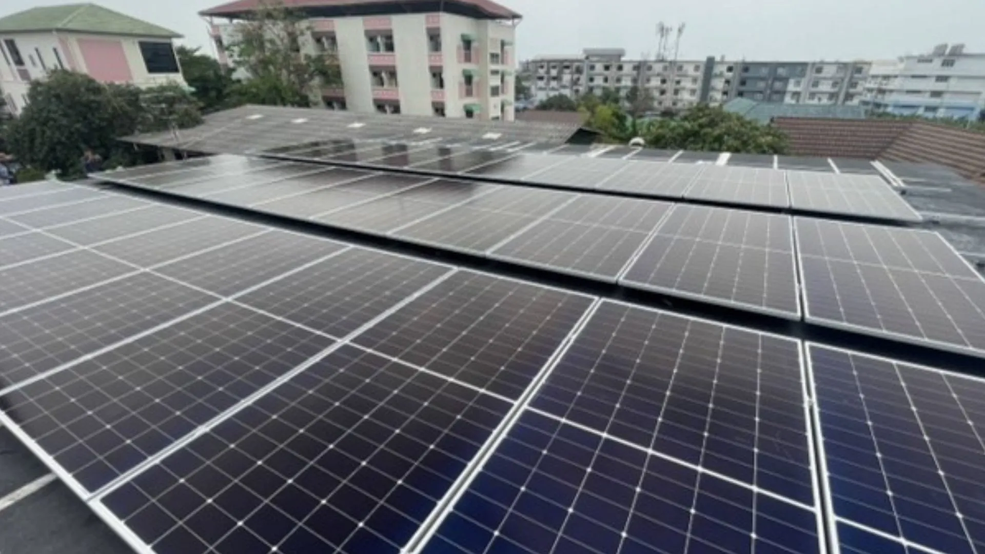 โซล่าเซลล์บนหลังคาอาคารสำนักงาน กำลังไฟการผลิตติดตั้ง 53.1 kW