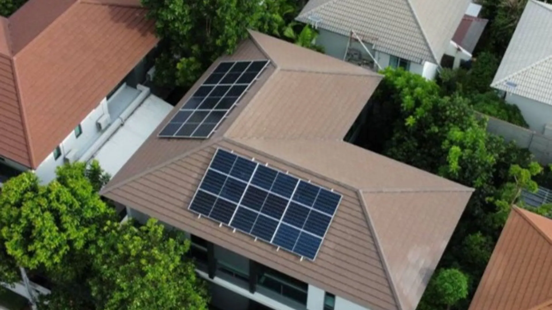 โซล่าเซลล์บนหลังคาบ้านพักอาศัย กำลังการผลิตติดตั้ง 9.90 kWp