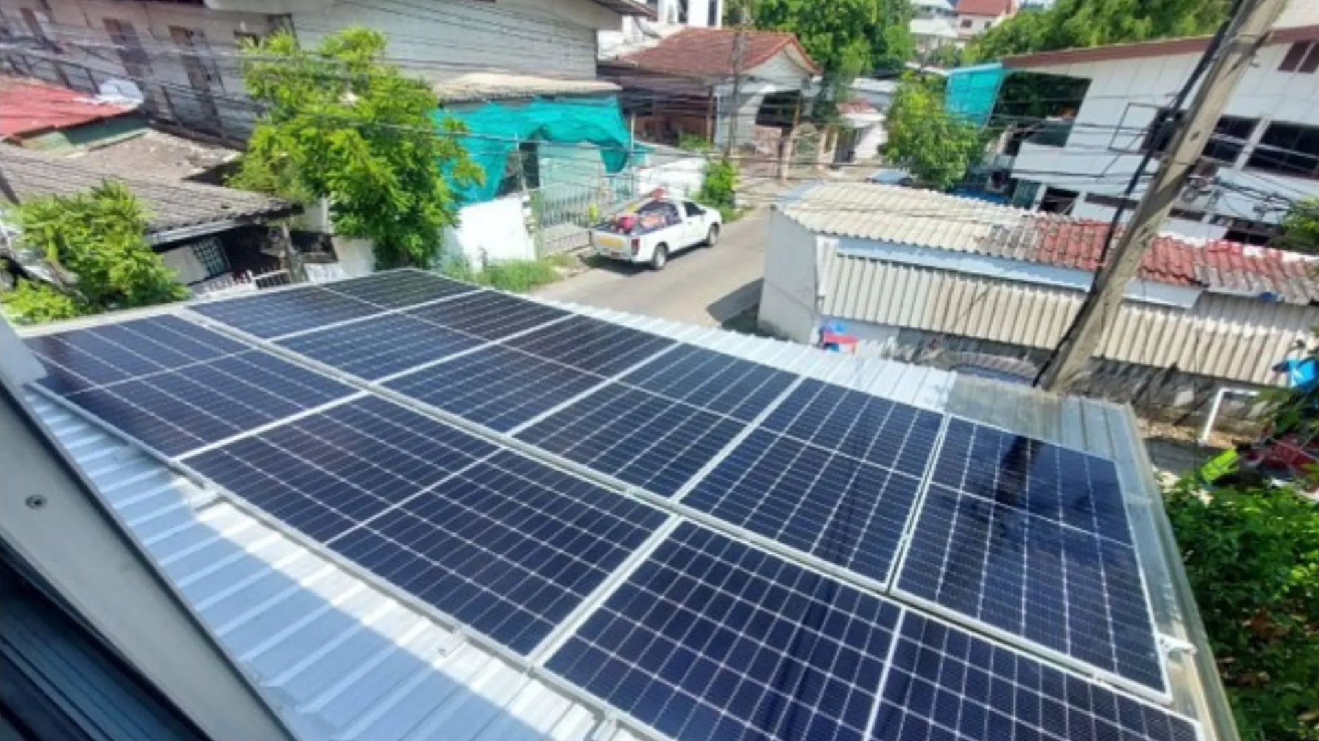 โซล่าเซลล์บนหลังคาบ้านพักอาศัย กำลังไฟการผลิตติดตั้ง 9.9 kW