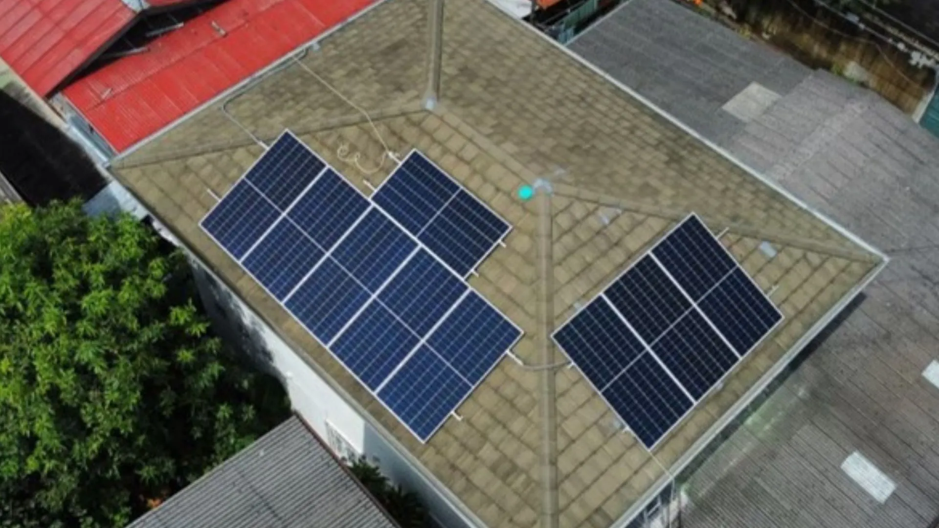 โซล่าเซลล์บนหลังคาบ้านพักอาศัย กำลังไฟการผลิตติดตั้ง 4.905 kW