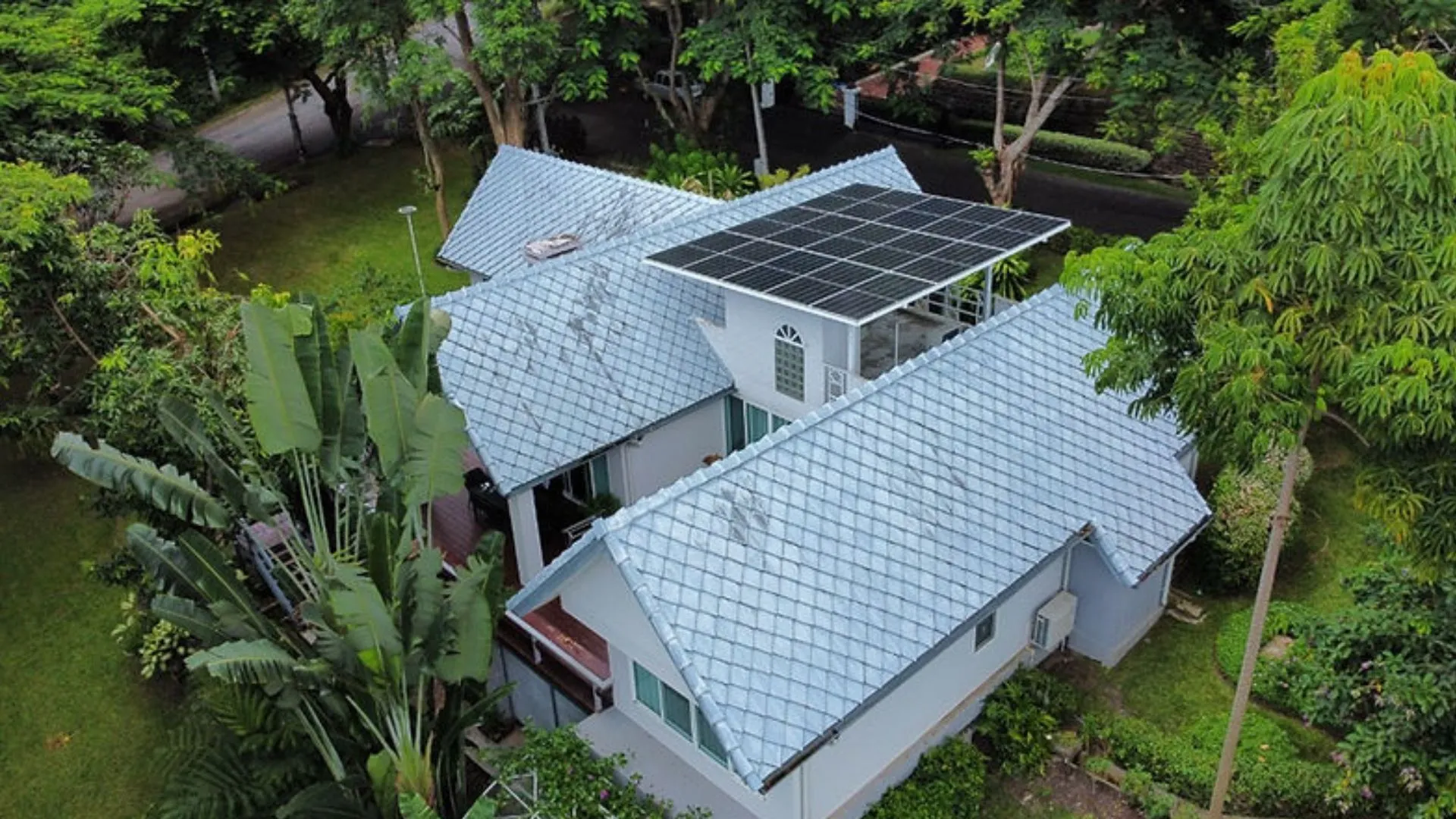 โซล่าเซลล์บนหลังคาบ้านพักอาศัย กำลังไฟการผลิตติดตั้ง 8.174 kW