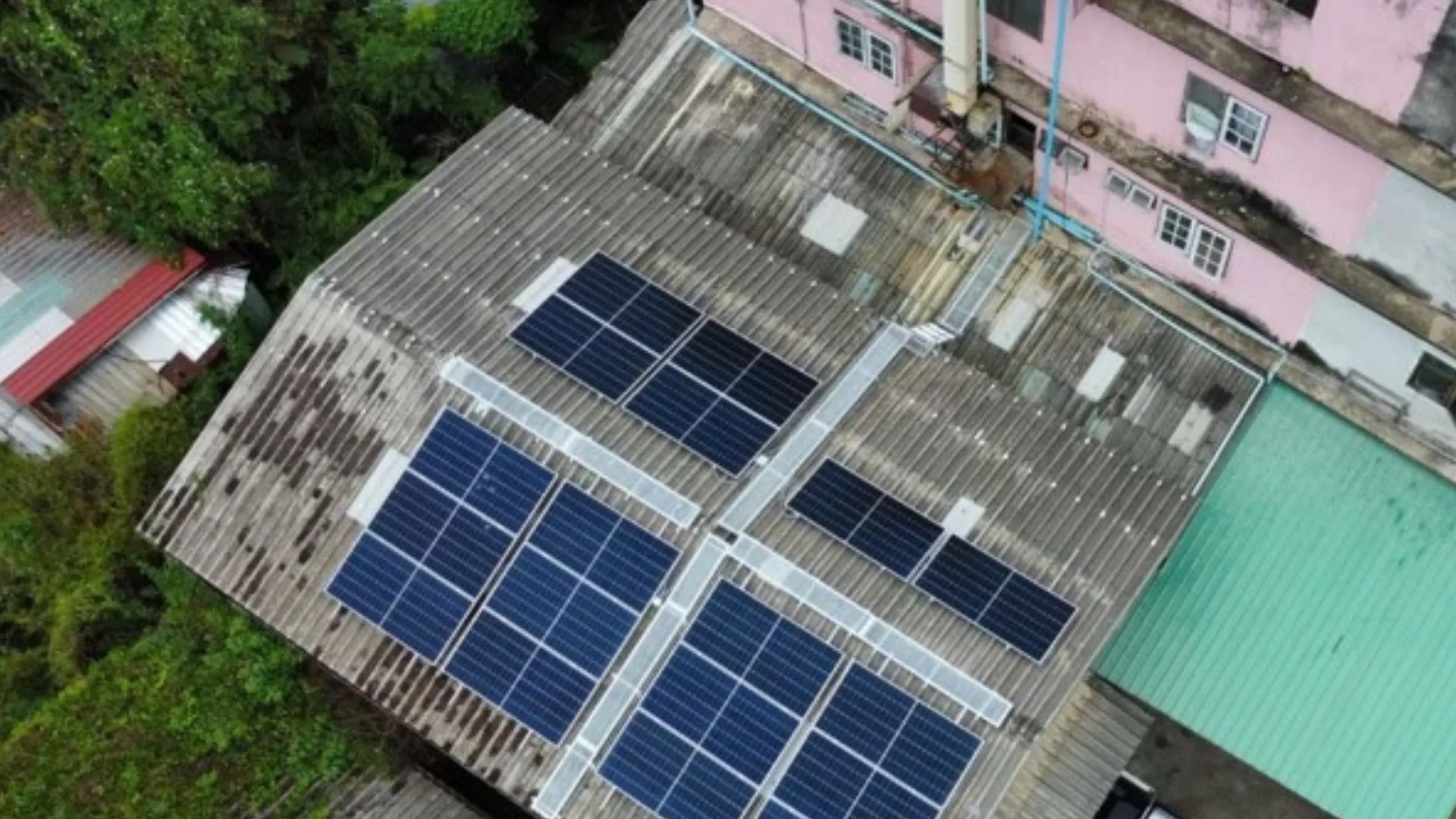 โซล่าเซลล์บนหลังคาบ้านพักอาศัย กำลังไฟการผลิตติดตั้ง 9.81 kW