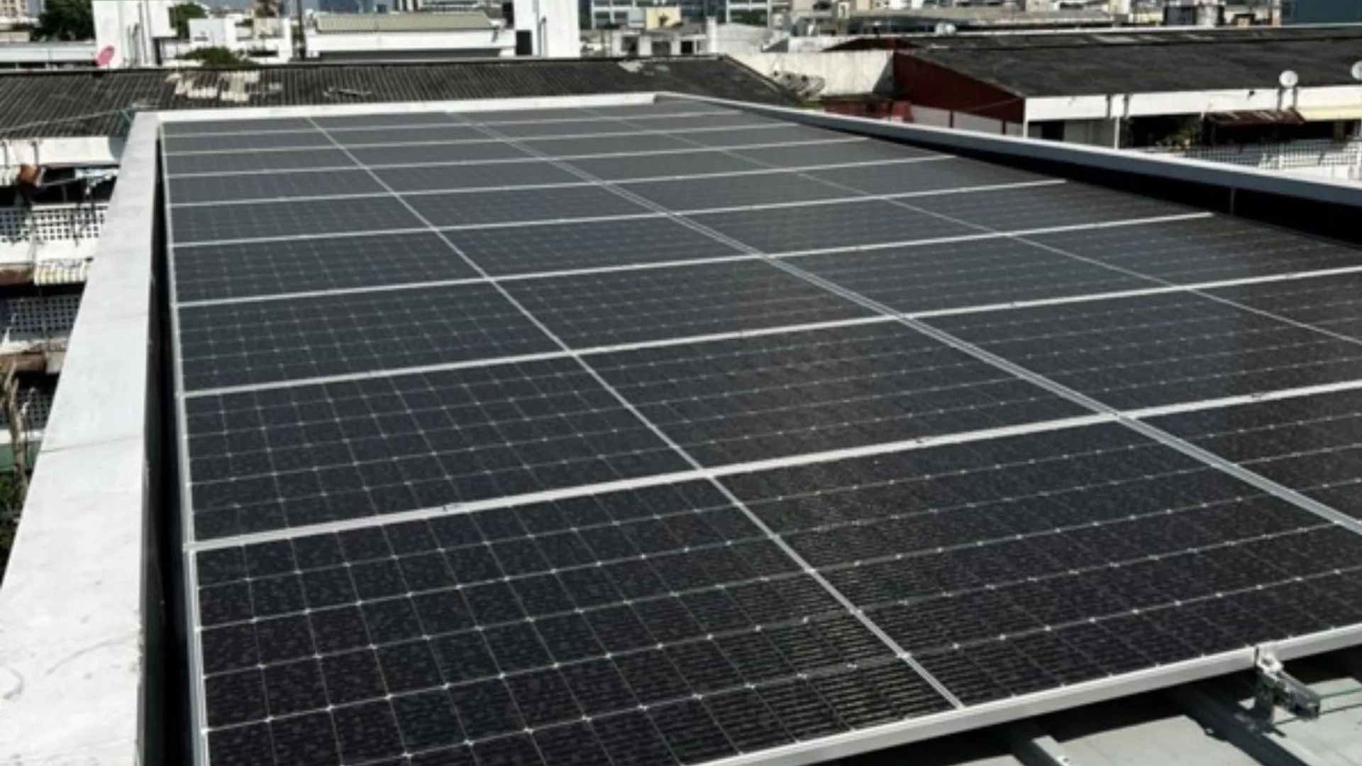 โซล่าเซลล์บนหลังคาบ้านพักอาศัย กำลังไฟการผลิตติดตั้ง 9.9 kW